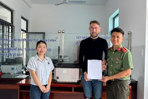 Thùng hành lý đánh rơi và lá thư tri ân đầy cảm xúc của vị du khách Hà Lan