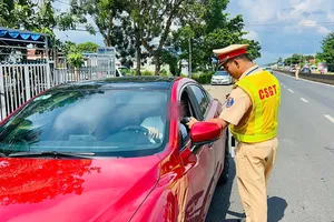 Bị tạm giữ ô tô vì tài xế vi phạm nồng độ cồn khi chạy xe vào cao tốc 