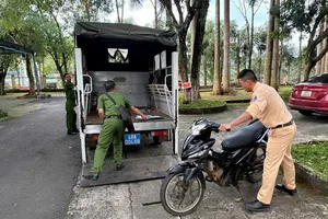 Dừng kiểm tra xe không biển số, CSGT phát hiện hung khí và lật tẩy vụ trộm