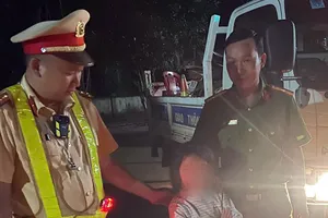 Nửa đêm CSGT dùng xe đặc chủng đưa bé gái 9 tuổi đi lạc 40km về với gia đình