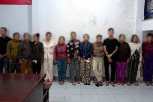 Công an mật phục, bắt quả tang 11 'quý bà' đang đánh bạc