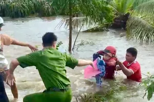 Cứu sống người phụ nữ bán vé số dạo bị lũ cuốn trôi