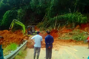 Đèo Gia Bắc sạt lở hàng trăm tấn đất đá, Quốc lộ 28 tê liệt