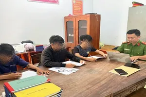 Đại úy cảnh sát móc tiền túi trả nợ tiền nước cho nhóm học sinh 'xin đểu'