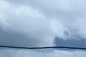 Vòi rồng cao hàng chục mét xuất hiện trên biển Lâm Đồng