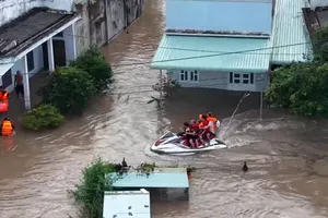 Jeski vượt sóng, tình nguyện viên xuyên đêm cứu người giữa lũ dữ