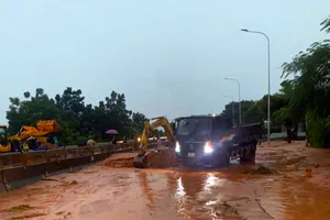 Lũ cát đỏ tràn lấp Quốc lộ 1A, cao tốc Vĩnh Hảo-Phan Thiết ngập nặng