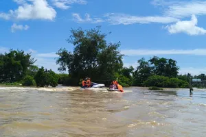 Nén hương cho bé gái 4 tuổi: Lãnh đạo tỉnh Lâm Đồng cúi đầu giữa lũ