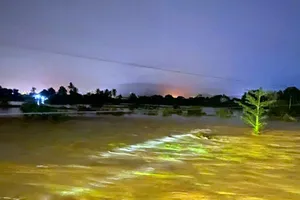 Nỗ lực tìm kiếm bé gái 13 tuổi bị lũ cuốn trôi do vỡ hồ chứa