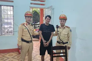 CSGT vây bắt đối tượng truy nã trong rẫy cà phê 