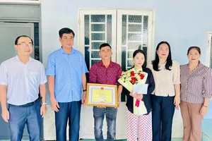 Tiếp tục biểu dương thanh niên cứu người rồi lặng lẽ bỏ đi từ chối chụp hình
