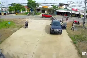  Tài xế ô tô cán 2 cụ già rồi đưa đi cấp cứu không báo công an