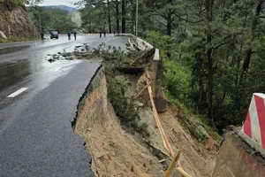 Cảnh báo: Đèo Prenn xuất hiện vết nứt dài hàng chục mét dẫn xuống vực sâu