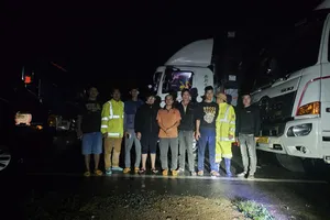 48 giờ 'chạy đua' xuyên đêm giải cứu 11 người bị cô lập trên đèo Khánh Lê