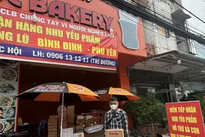 Thùng mì gói gởi đồng bào miền Trung của chàng trai bán vé số dạo