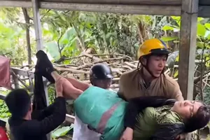 Nghẹt thở giải cứu người phụ nữ bám víu lùm cỏ giữa lòng nước lũ 