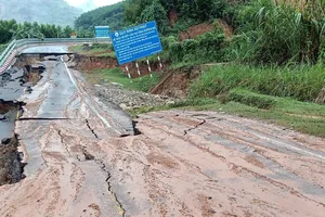 Cục Đường bộ thông báo còn 13 điểm trên các quốc lộ còn ách tắc, ngập nước