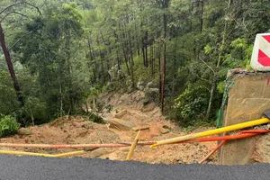 Đèo Prenn xuất hiện nhiều vết nứt mới nhưng vẫn thông xe vào chiều nay, 25-11
