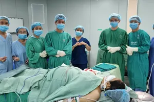 Kỳ tích y học: BS Võ Thái Trung 'phù thủy' vi phẫu và lời hứa với sản phụ mang song thai