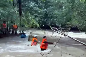 Giải cứu đội địa chất kẹt trong lũ dữ như phim hành động