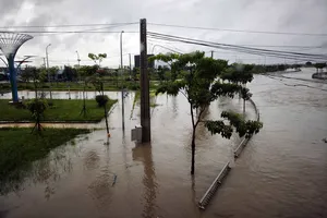 Lâm Đồng: Mưa lớn, hồ sông Quao xả lũ, nước ngập khắp nơi