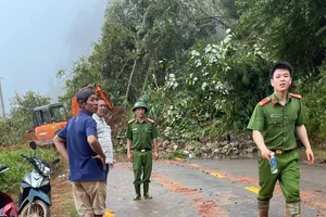 Lâm Đồng: Đèo Gia Bắc vẫn chưa thông tuyến dù huy động 6 cơ giới đến hiện trường