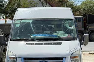 Truy tìm xe tải làm rơi đá xuống xe khách khiến du khách nước ngoài tử vong