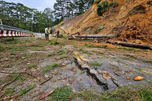 Vết nứt trên đèo D’Ran phát triển, dự kiến hôm nay chỉ thông xe 1 chiều