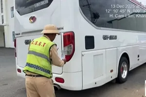 12 du khách nước ngoài &apos;kẹt&apos; trên cao tốc vì xe hết hạn kiểm định