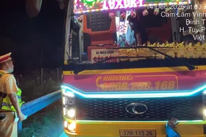 CSGT tạm giữ xe khách hết hạn đăng kiểm vẫn chạy trên cao tốc