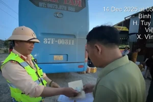 Tài xế không bằng lái chở hàng chục hành khách trên cao tốc Vĩnh Hảo - Phan Thiết