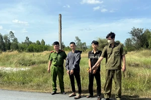 Bị truy gắt gao, cặp đôi cướp giật ra đầu thú