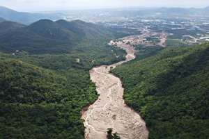 Công an làm việc với nhiều người vụ vỡ hồ trên núi Tân Lai làm bé gái tử vong