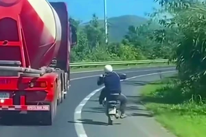 Thanh niên bốc đầu mô tô chạy đua với xe bồn: Tịch thu xe, cha mẹ cũng bị phạt