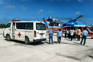 Thuê trực thăng bay từ đảo Phú Quý vào TP.HCM để cứu giáo viên bị đột quỵ