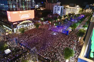 Biển người chào năm mới 2025 tại TP.HCM