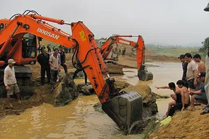 Vụ trục vớt gỗ sưa: Gỗ hàng chục tỉ vẫn kẹt trong hang đá