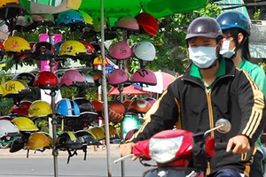 Mạnh tay phạt người đội mũ bảo hiểm “nhái” như thế nào?