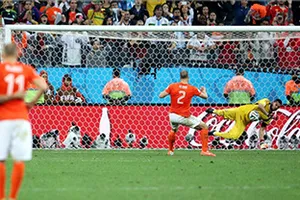 Tranh cãi: Vlaar đã ghi bàn trong cú sút luân lưu đầu tiên của Hà Lan