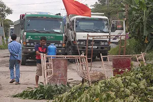 Bức xúc xe ben chở đá phá đường, dân chặn xe