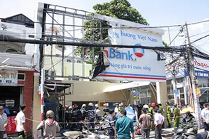 Cháy tại chi nhánh ngân hàng, trụ ATM và nhiều xe máy bị thiêu rụi