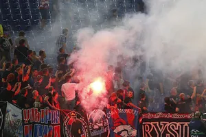  Cổ động viên CSKA đốt pháo sáng, đánh cảnh sát Roma