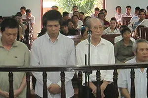 Đề nghị 49 đến 53 năm tù cho nhóm lừa bán thiên thạch giả