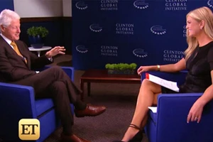  Ông Clinton lỡ lời để lộ giới tính cháu ngoại