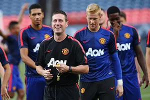 M.U khủng hoảng: Van Gaal đuổi cổ HLV thể lực