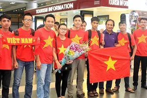  Tuyển nữ được chào đón khi trở về Việt Nam
