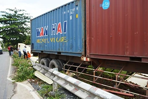 Xe đầu kéo mất lái tông sập rào chắn công trình Metro