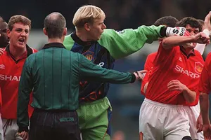 Roy Keane đã đánh bầm mắt Peter Schmeichel thế nào?