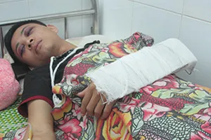 Truy tìm nhóm người xưng 'người nhà bệnh nhân' đánh dã man một y sĩ