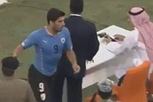 Hài hước: Đang thi đấu, 'sao' Barcelona bỗng 'chạy ù' khỏi sân đi… vệ sinh